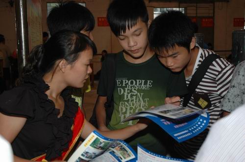 热情欢迎你，亲爱的新同学 —2012级新生报到纪实