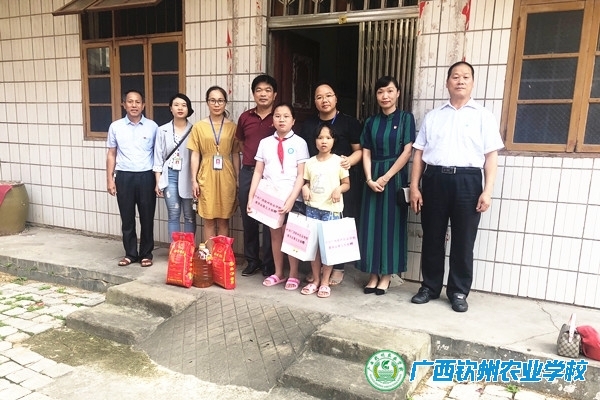 中共广西钦州农业学校委员会第五支部到东南社区开展 “双报到双服务”志愿活动