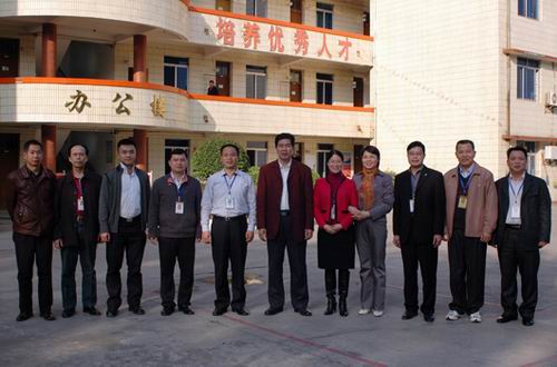 钦州市总工会慰问组莅临我校慰问