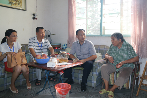 我校开展“七一”慰问老党员活动
