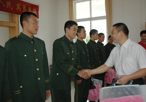 我校领导亲切慰问武警退伍老兵