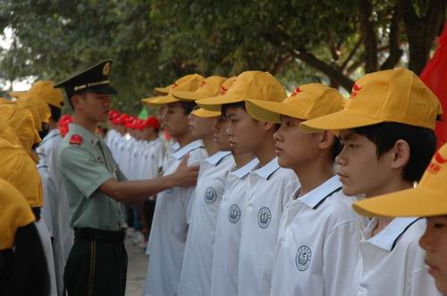 我校举行新生军训系列报道二：军训第一天，千里之行始于足下