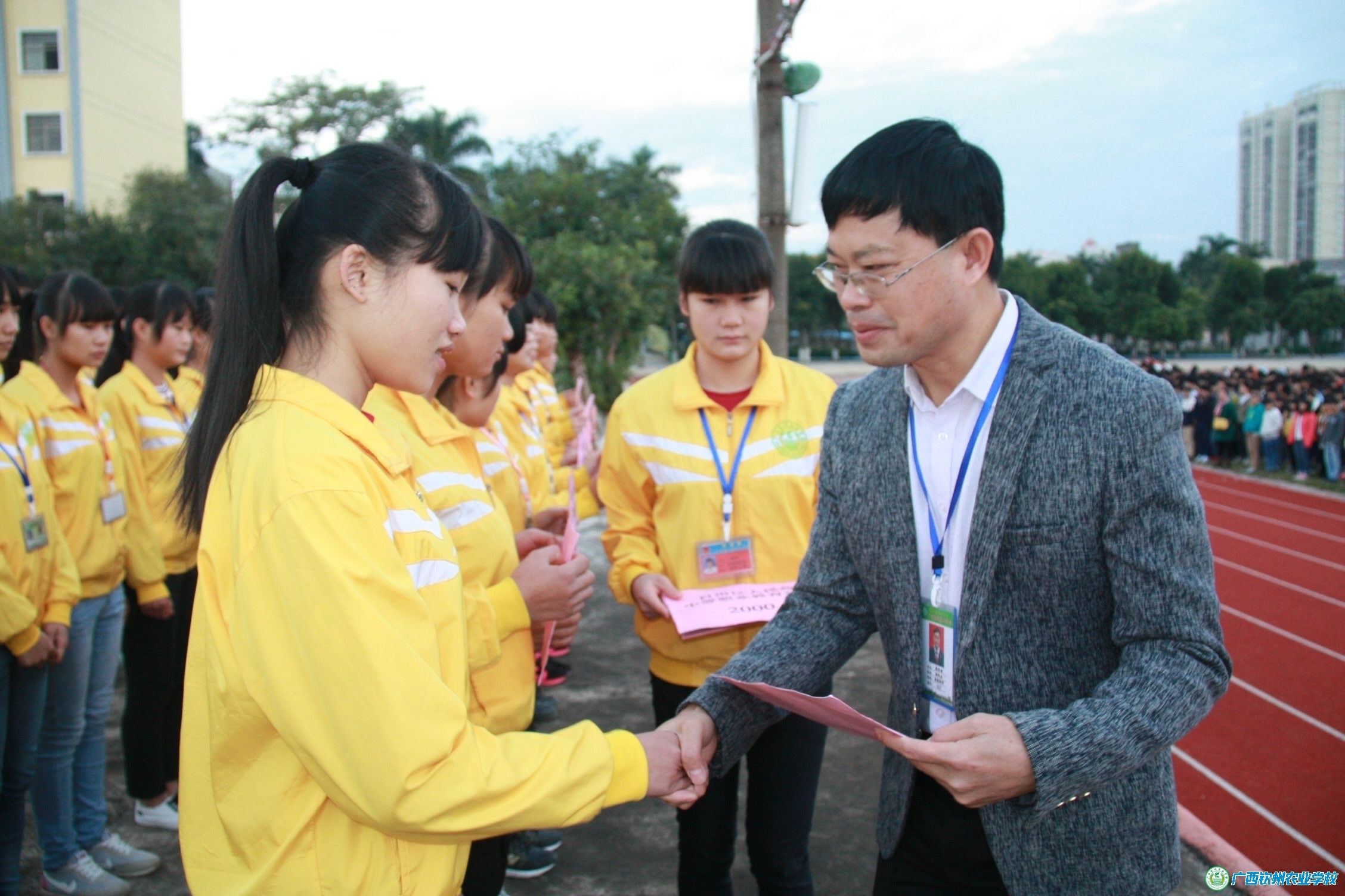 我校举行2015年自治区人民政府中等职业教育奖学金颁奖仪式