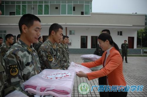 我校再续军民鱼水情