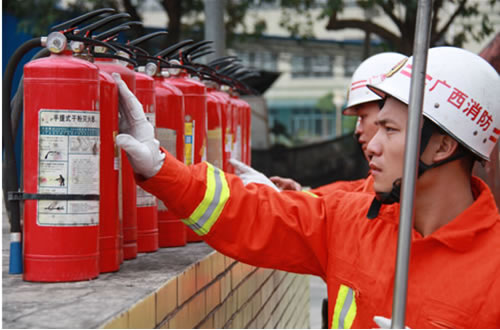 我校举行消防应急演练活动