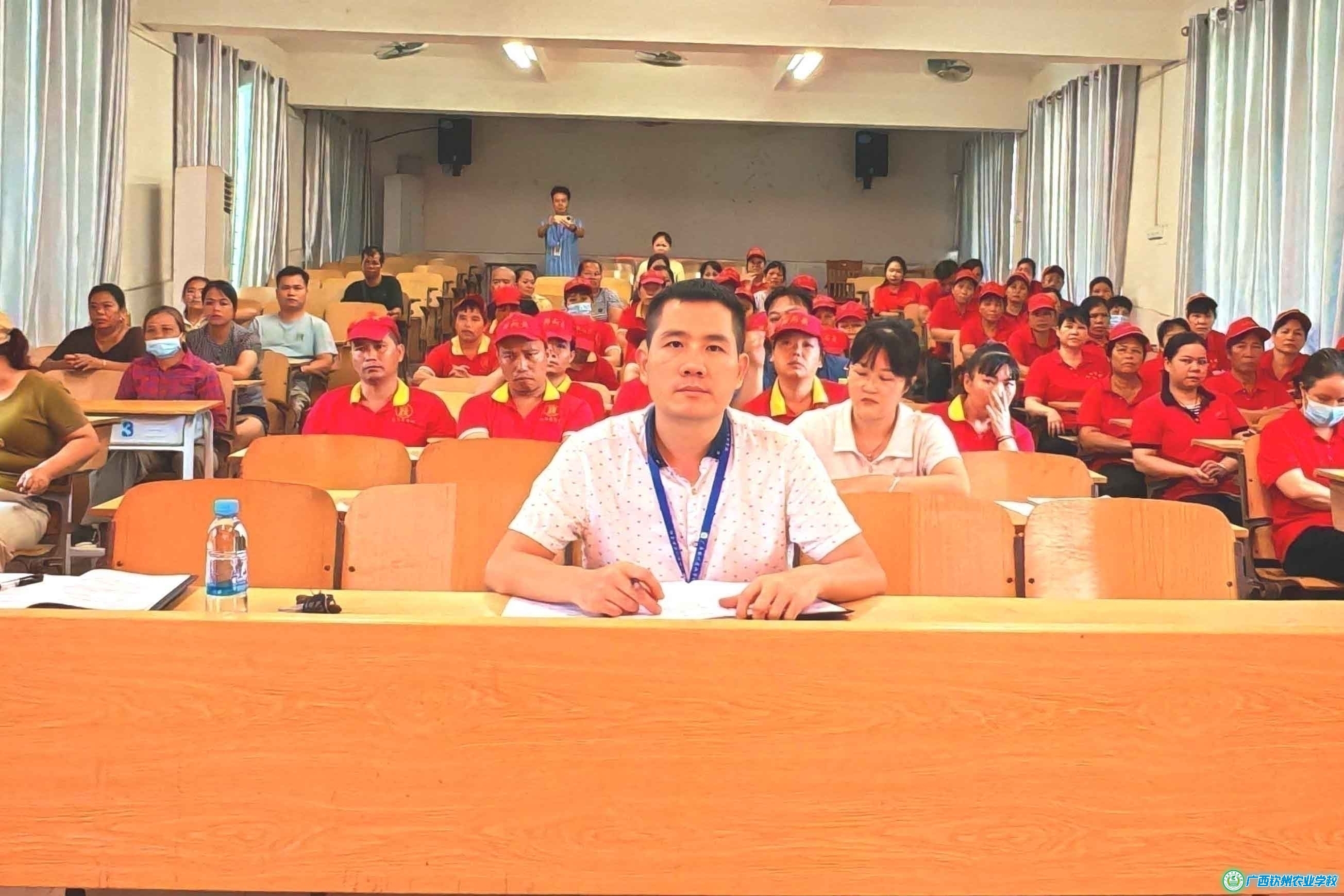 筑牢安全体系，强化责任担当 ——我校召开开学前食堂从业人员培训会