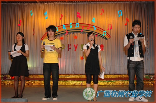 我校学生会、团委会和护校队举行联谊游园晚会