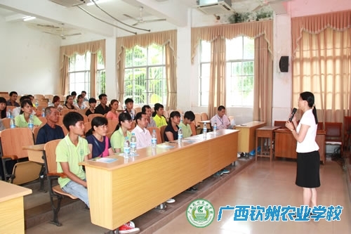 我校组织在校学生家长进校园活动