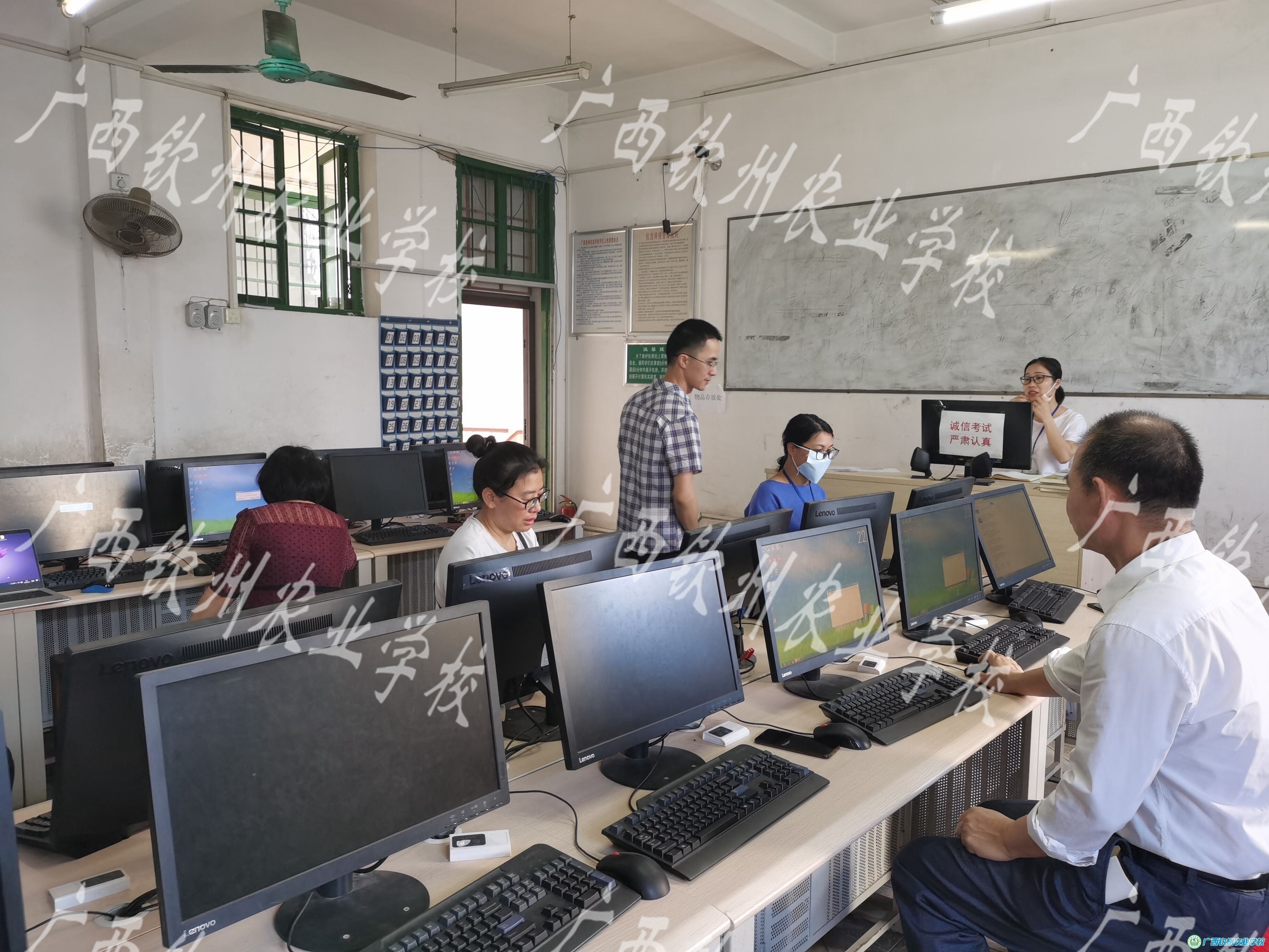 学员正在认真操作