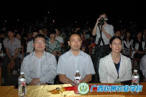 我校全体师生接受感恩励志教育洗礼