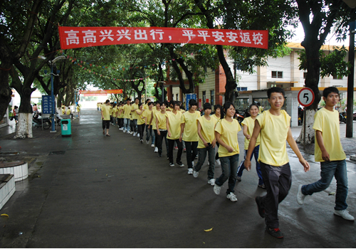 我校参加钦州各界庆祝中国共产党成立九十周年万人唱红歌文艺晚会