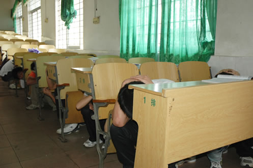 我校开展地震应急演练