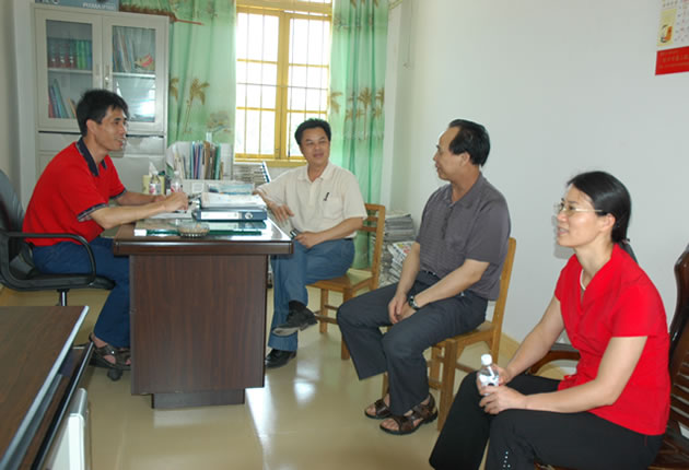 我校领导到支教点钦南区丽光场中学开展调研工作