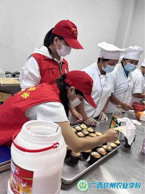 敬老献艺做美食  糕香饼酥迎重阳 ——我校面点及加工专业师生受邀参加市老年大学烘培美食迎重阳活动