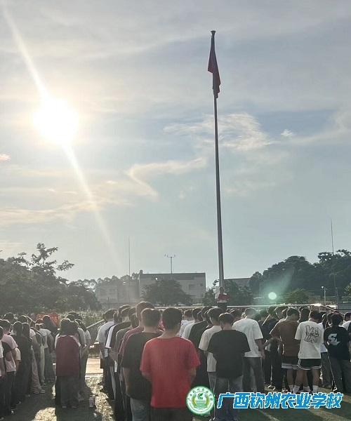 旭日东升，扬帆起航 ——我校举行新学期第一次升旗仪式