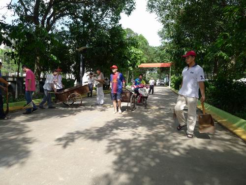 钦农是我家 美化靠大家—我校组织全体教职工开展义务劳动