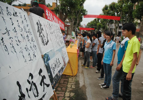 书法社、织绣社、丝网花社举办作品展