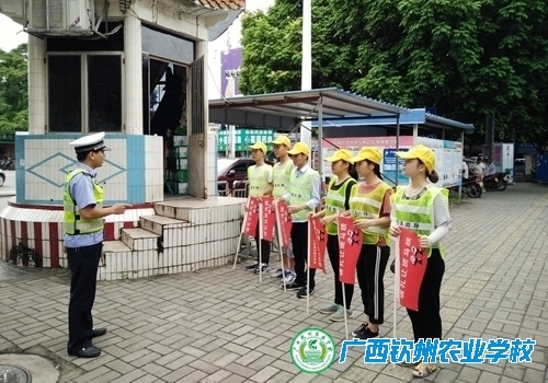 我校组织党员和学生志愿者参与文明交通志愿服务活动