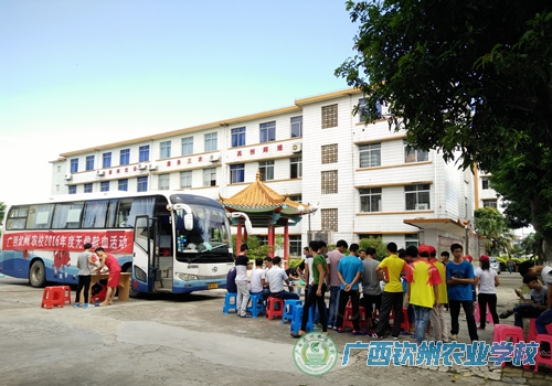我校开展校园无偿献血活动