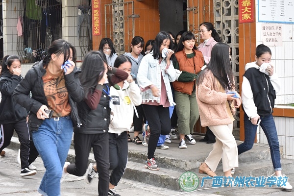 我校开展消防应急疏散演练