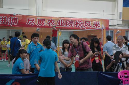 乒乓球团体赛我校男女队全胜战绩双双夺冠