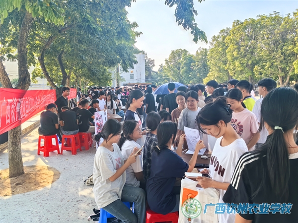 注入新鲜血液 燃烧无悔青春——团委组织开展学生兴趣爱好社团新生招募活动