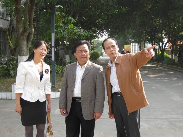 自治区农业厅纪检组长韦成芳到我校指导工作