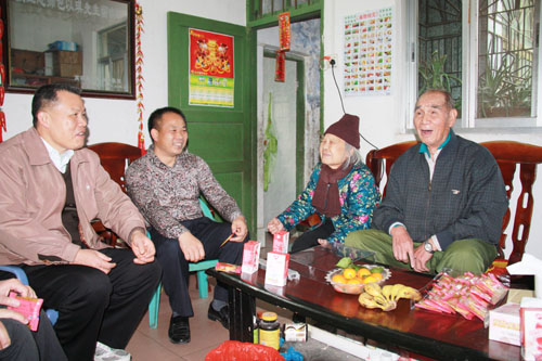 我校开展春节慰问退休老教师活动