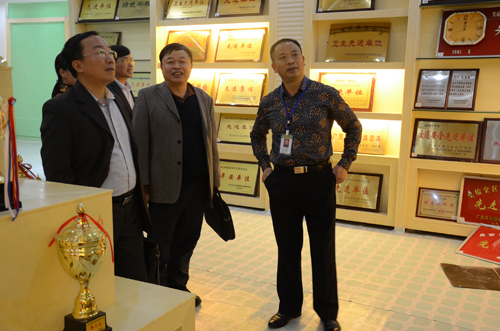 钦州市文明办领导到我校检查指导全国文明单位复查工作