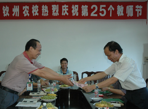 我校以丰富多彩的活动迎接第25个教师节