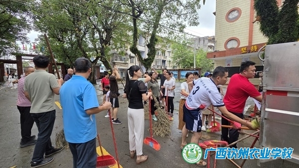 党员冲锋在前，校园清障复课——我校党员突击队迅速开展台风“桦加沙”过后校园恢复工作