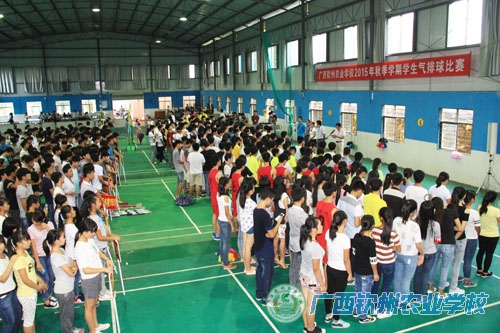 我校举行2015年秋季学期学生气排球比赛开幕式