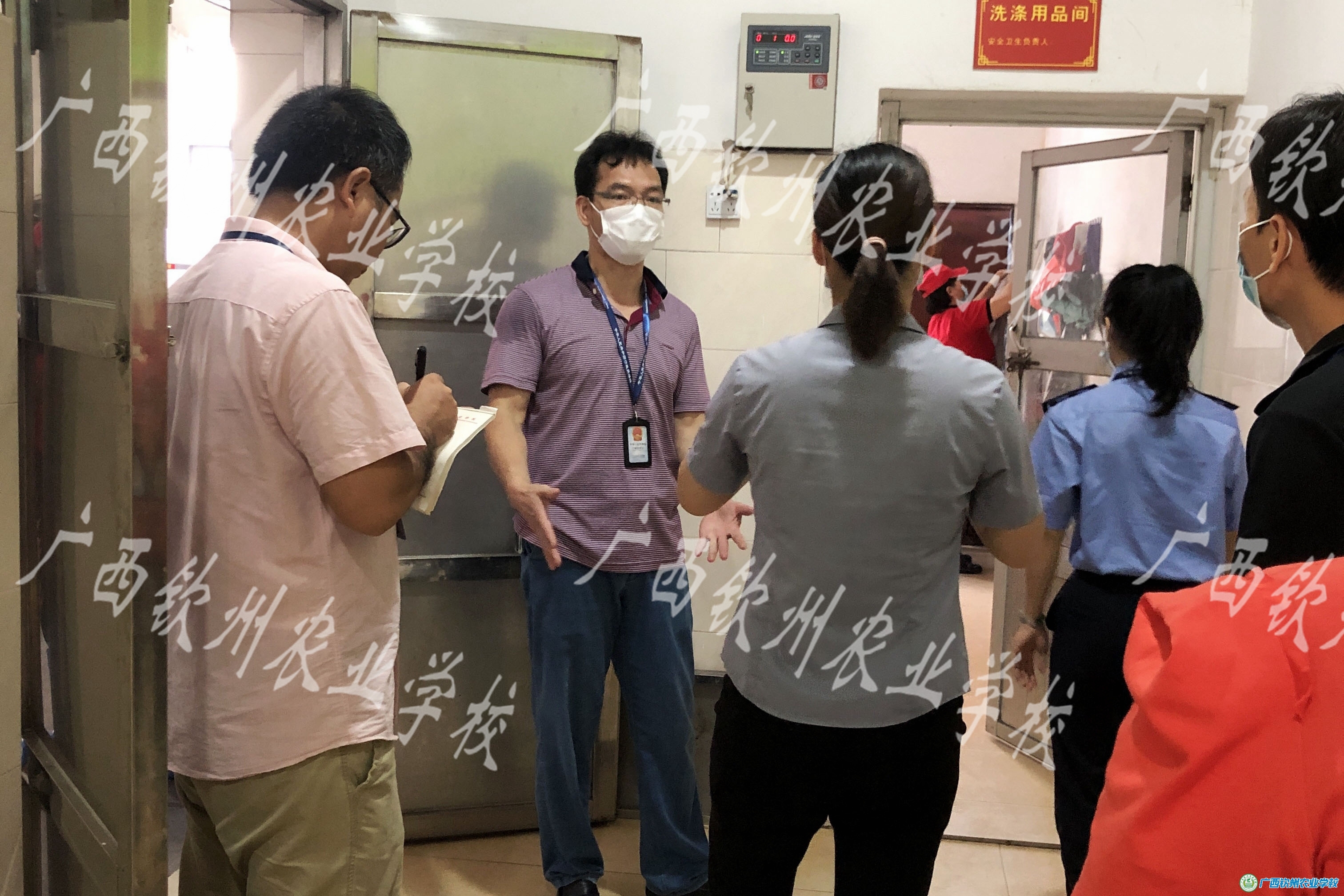 食品安全 守护校园——水东市场监督管理所到我校检查指导食品安全工作