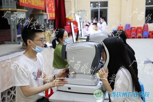 视力筛查进校园 共同关爱学生眼健康  ——我校组织学生开展视力筛查工作