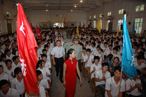 我校举行新生军训系列报道一：迎接军训 超越自我