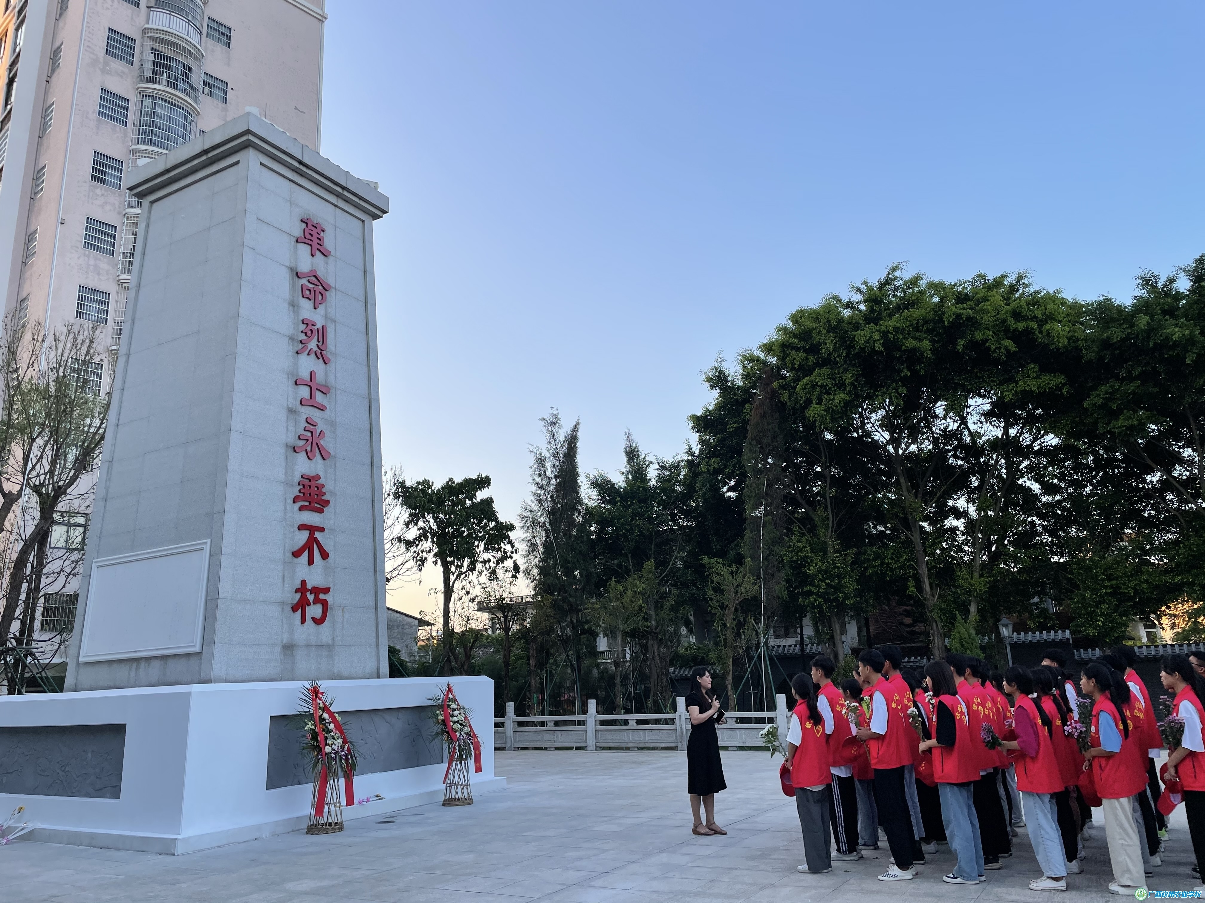 追寻红色记忆 传承革命精神——团委组织团员青年到牛圩坡革命烈士陵园开展“请党放心　强国有我”主题团日活动