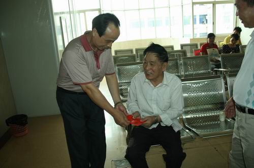 广西钦州农业学校开展2011年敬老节系列活动