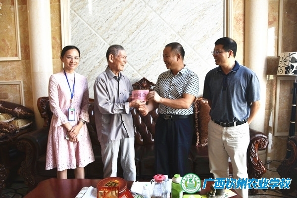 我校开展重阳节尊老爱老系列活动