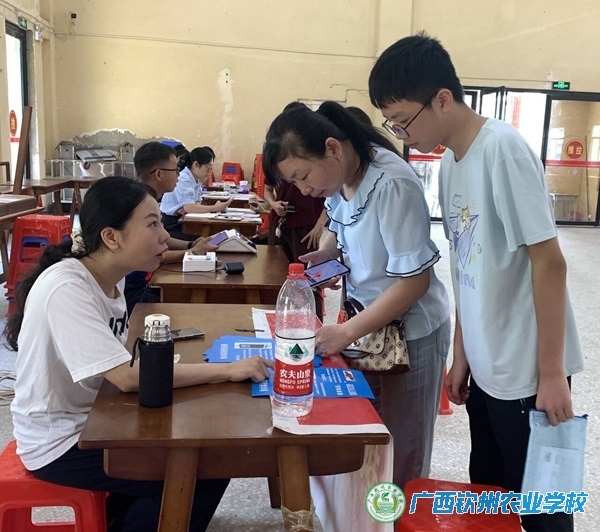 钦州首批试点‖我校2025级综合高中班新生报到高效有序