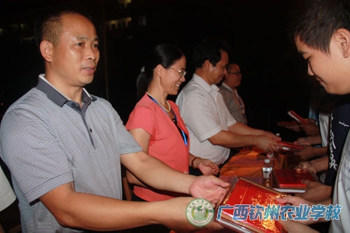 我校召开2013年春季学期学生工作总结表彰大会