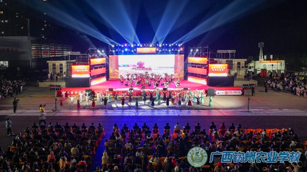 我校师生参加钦北区第三十届“爱我钦北”综合文艺晚会演出