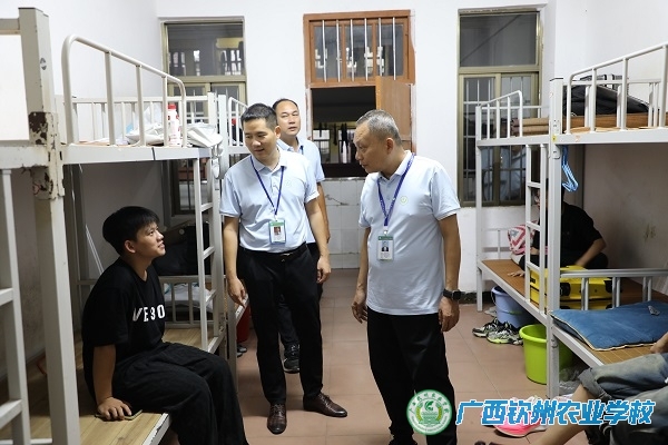 关切慰问传真情 殷殷嘱托寄厚望 —我校领导深入宿舍慰问新生