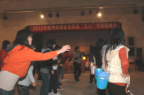 妇委会组织女生开展庆祝“三八”节游园晚会娱乐活动