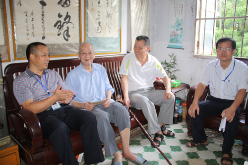 “七一”慰问老党员  组织关怀暖人心