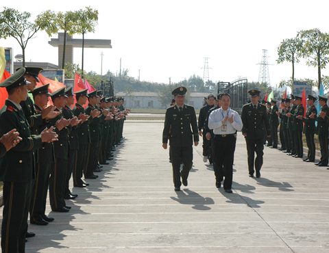 共叙鱼水深情　推进警民共建——我校开展警民共建活动