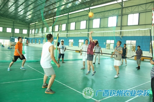 我校举行党员“庆七一”气排球比赛