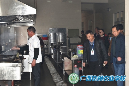 我校开展校园安全大检查 确保新学期顺利开学