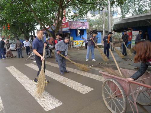 我校开展城乡环境卫生大扫除活动