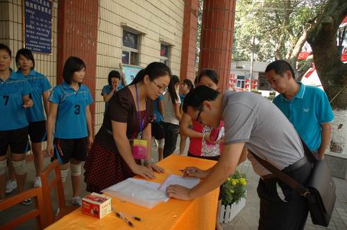 热情周到  宾至如归—记厅属院校第十二届学生运功会报到日