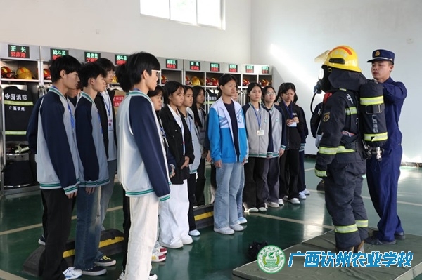 赶考消防实战 筑牢 “防火墙” —我校组织学生干部赴钦南区海防消防站参加体验式消防安全学习